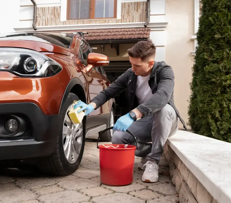 Lavage auto à domicile Saint-Bonnet-de-Rochefort : professionnel intervenant sur un véhicule